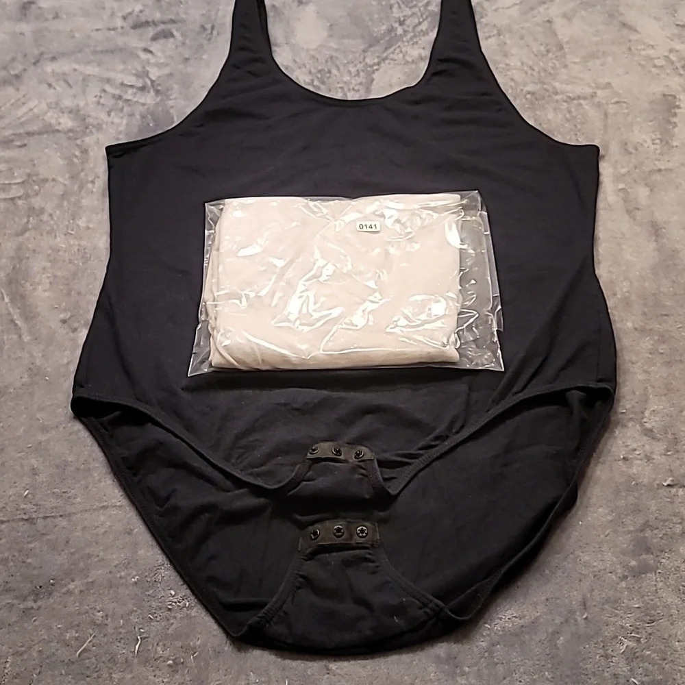 0141. EUC ~ 2 ~ 💯 % Cotton ~ Scoop Neck Body Suit ~ XL ~ Black and White